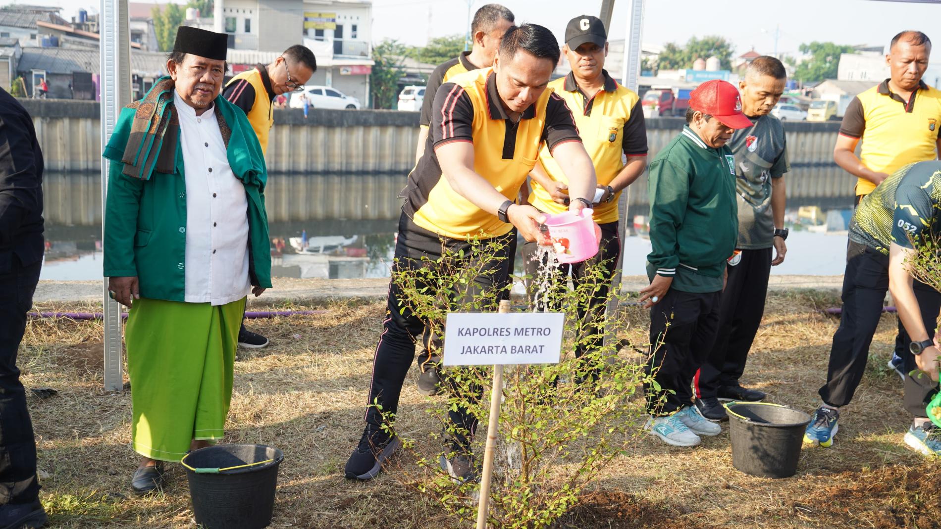 Menanam Pohon di Pinggiran Kali Mookervaart, Bukti Polisi Peduli Cagar Budaya