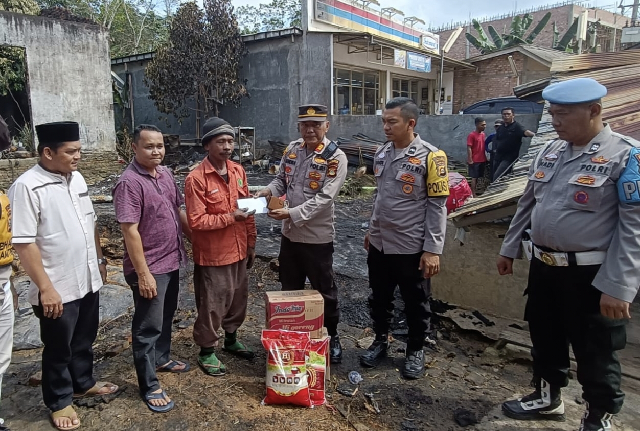 Jelang Pensiun, AKP Hendra Sutisna Bantu Korban Kebakaran 