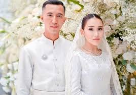 Hubungan Ayu Ting Ting dan Dhana Dirumorkan Kandas, Foto-foto Dihapus Jadi Buktinya ?