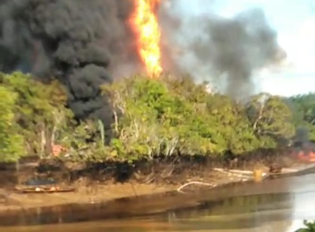 Viral, Sumur Minyak Cemari Sungai Parung Terbakar di Kabupaten Muba 