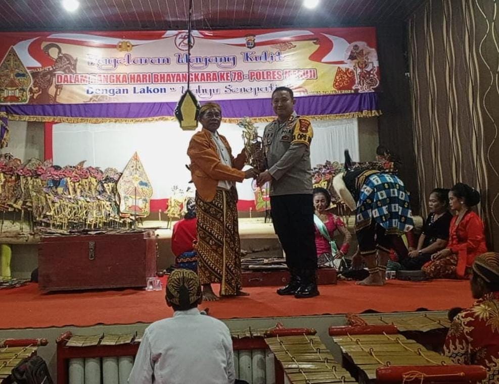 Rangkaian HUT Bhayangkara ke 78, Polres Mesuji Gelar Pagelaran Wayang Kulit