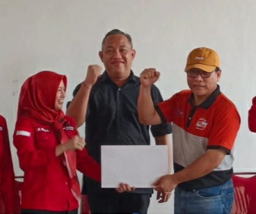 Ultah ke-57, Petahana Wali Kota Metro Wahdi Dapat Surat Tugas dari PDIP