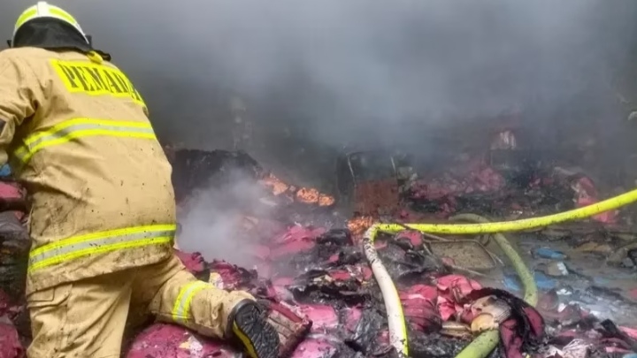 Kebakaran Hebat Terjadi di Pemukiman Padat di Jl Kampung Bali, Tanah Abang. Api Menghanguskan Gudang Pemulung dan Bangunan Permanen