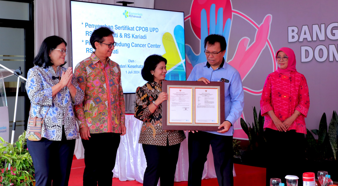 BPOM Serahkan Sertifikat GMP Kepada 2 UPD Rumah Sakit Vertikal Kementerian Kesehatan