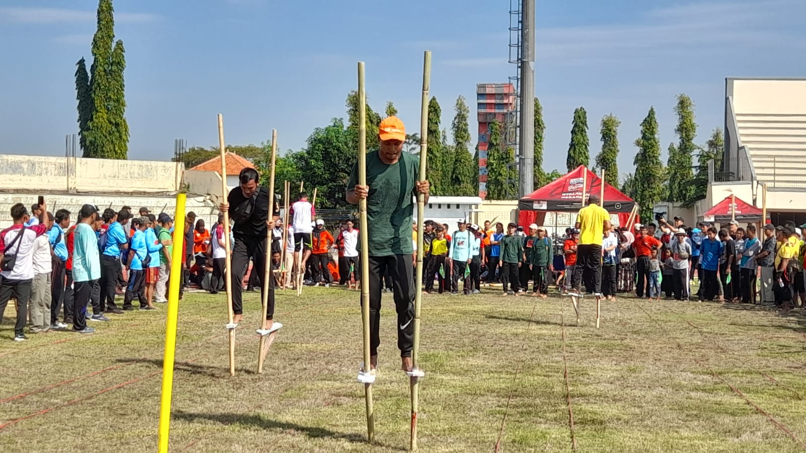 550 Guru di Kabupaten Kendal Lomba Balap Karung hingga Egrang