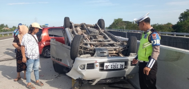 Mobil Terguling-guling di Tol Nganjuk Warga Ngawi dan Ponorogo Selamat