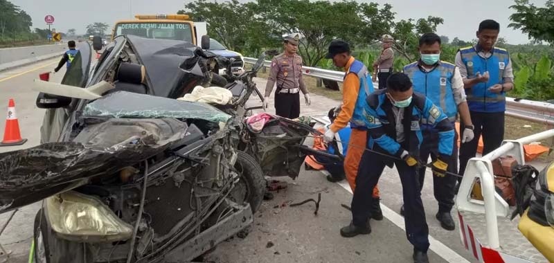 Tiga Orang Tewas Mobil Keluarga Karyawan KAI Tabrak Truk di Tol Batang-Semarang Hendak Pulang Kampung ke Cepu