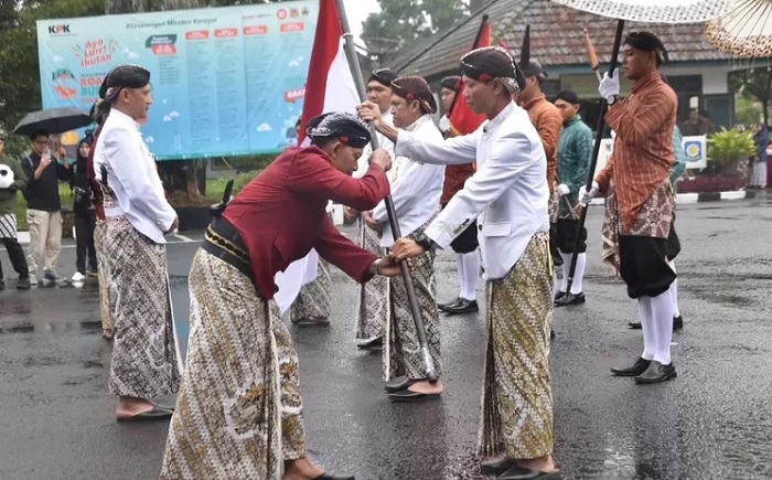 Khidmat, Meski Hujan Iringi Upacara Kirab Panji dan Pusaka untuk Peringati Hari Jadi ke-199 Wonosobo