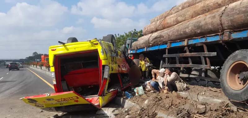     Gagal Hadiri Pernikahan Rombongan Elf Bojonegoro Kecelakaan, Dua Tewas Tertabrak Truk Tronton Angkut Gelondongan Kayu