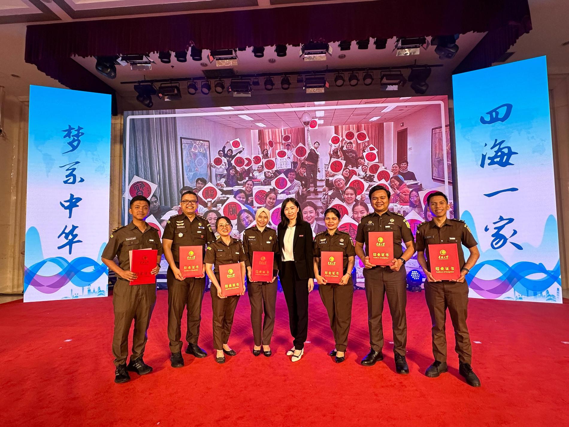 7 Orang Pegawai Kejaksaan RI Berhasil Menyelesaikan Pendidikan Bahasa Mandarin di Universitas Huaqio, Siapa saja Simak!