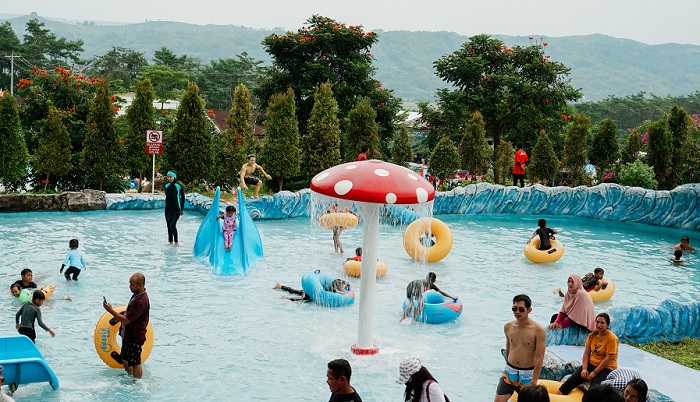 Omahe Opa Waterpark Kendal, Serunya Bermain Ombak dan Spot Selfie Keren di Atas Bukit
