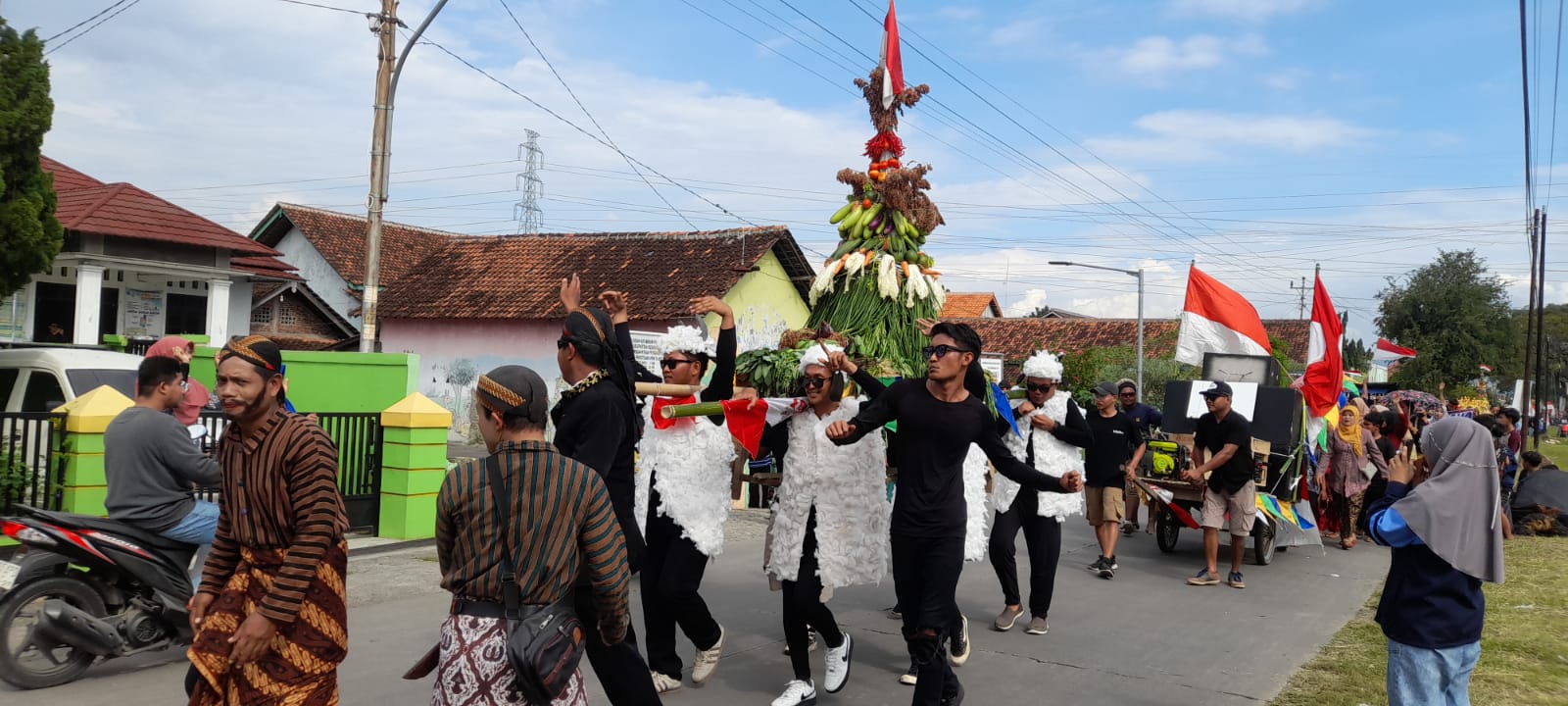 Merti Desa, Pemdes Pamriyan Kirab Tombak Kiai Tunggul Uri-uri Budaya Leluhur