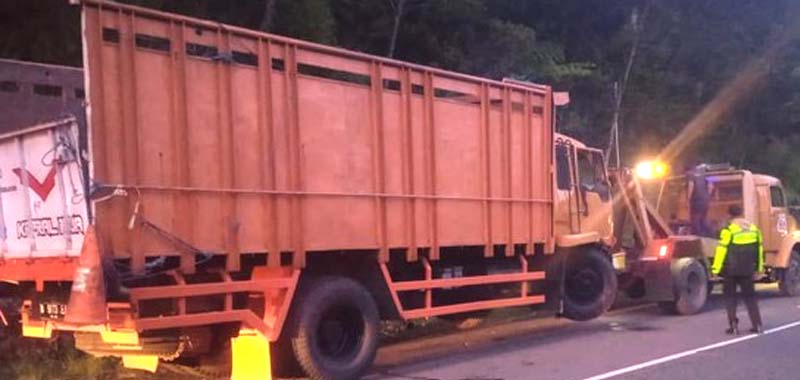 Remblong Truk Berisi Keluarga Gresik Terguling dan Tabrak tebing di Jalan Tembus Magetan-Tawangmangu