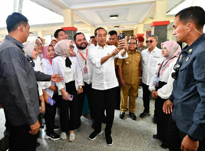 Jokowi Minep di Bandarjaya, Gulainya Seruit dan Keripik Pisang.