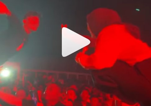 Viral, Detik-detik Tantri Kotak Jatuh dari Panggung 2 Meter Ditarik Penonton