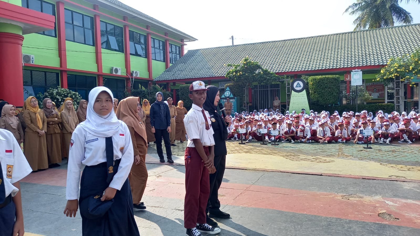 Wali Kota Eva Tinjau Masa Pengenalan di SMPN 7 Susunan Baru