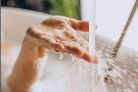 Mitos atau Fakta, Keseringan Mandi Bisa Membuat Kulit Kering dan Kusam
