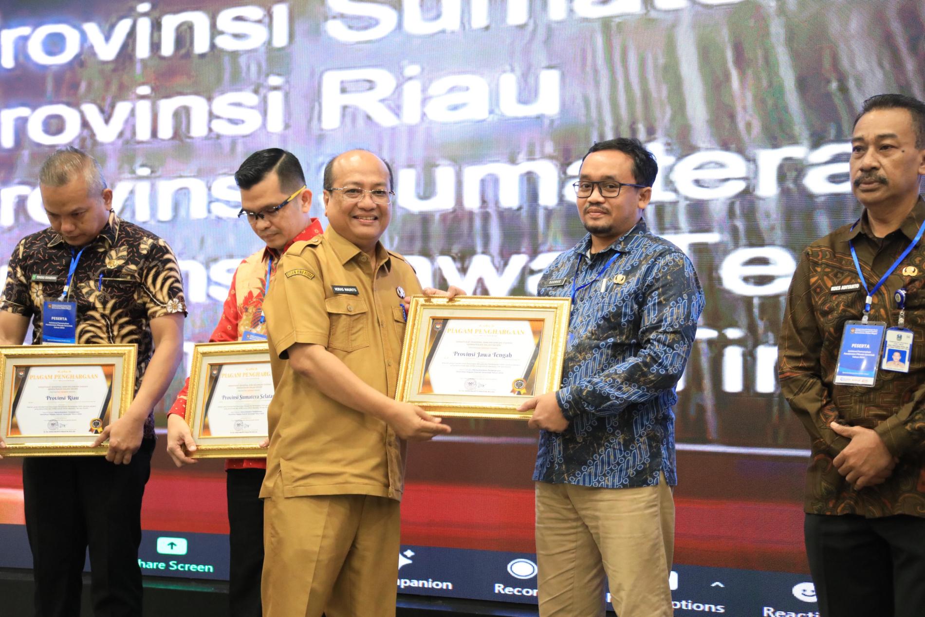 Kemendagri Beri Penghargaan kepada Pemda yang Telah Salurkan Pendanaan Pikada Serentak Tahun 2024 Seratus Persen