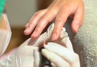 Tampilkan Kuku Cantik Berkilau di Momen-momen Spesial