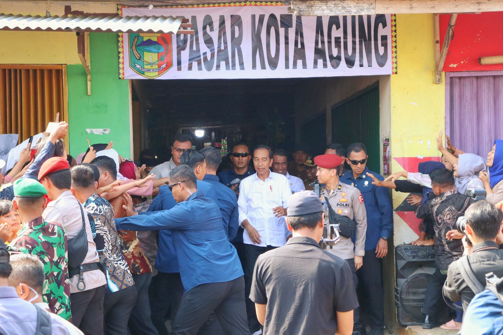 Tinjau Pasar Kota Agung, Presiden RI Joko Widodo didampingi Pj. Gubernur Lampung Berdialog Dengan Pedagang Serta Mengecek Harga dan Ketersediaan Stok