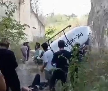 VIRAL Helikopter di Badung Bali Jatuh Diduga Akibat Tersangkut Tali Layangan Janggan Berukuran Besar