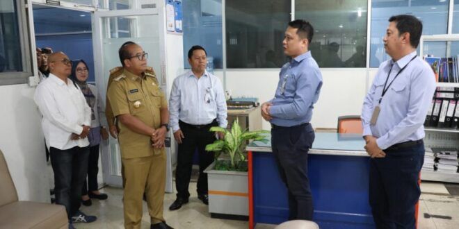 Pj. Gubernur Samsudin Tinjau Kantor Pusat Bank Lampung dan Kunjungi Kantor OJK Lampung