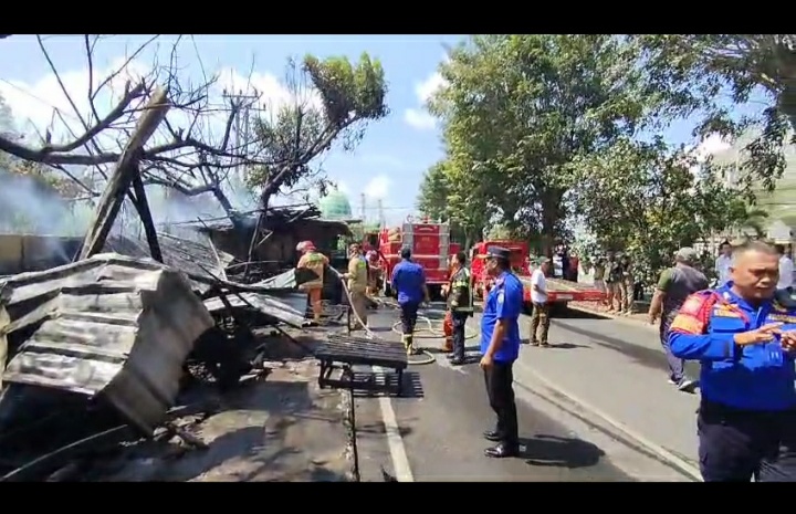 ODGJ Bakar Sampah Ludeskan Sederet Kios di Jl.Sultan Agung, Wayhalim