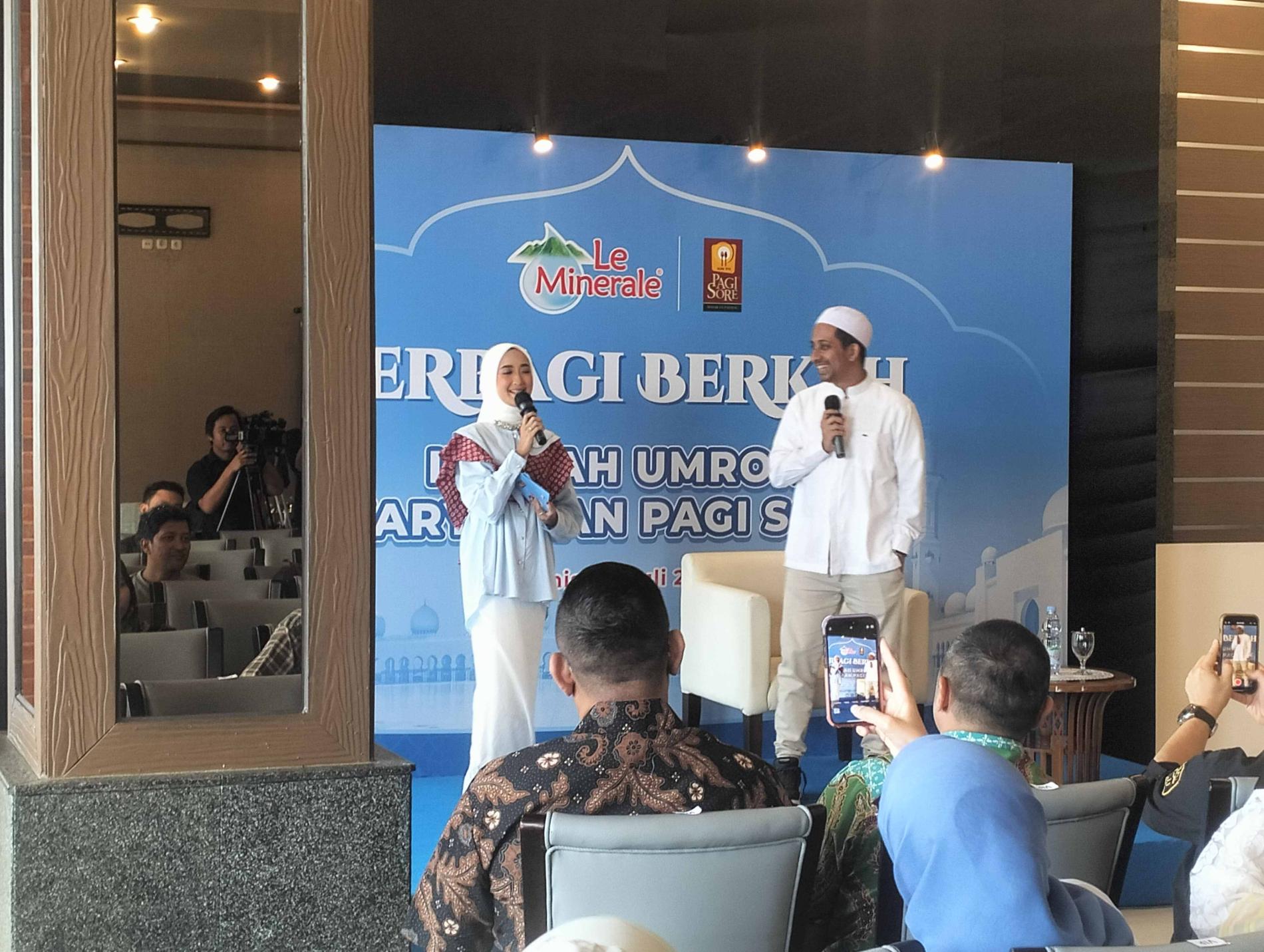 Habib Ja'far pendakwah yang sedang viral di medsos memberikan tausiyah di acara pemberian hadiah umroh untuk karyawan Pagi Sore. Habib Ja'far pendakwah yang sedang viral di medsos memberikan tausiyah di acara pemberian hadiah umroh untuk karyawan Pagi Sore.
