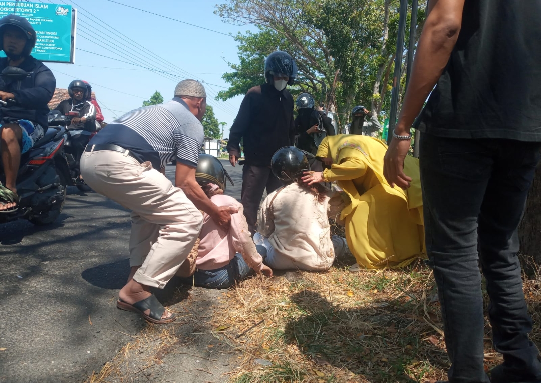 Kurang Hati-hati, 2 Cewek Cakep Boncengan Motor Tubruk Bokong Minibus