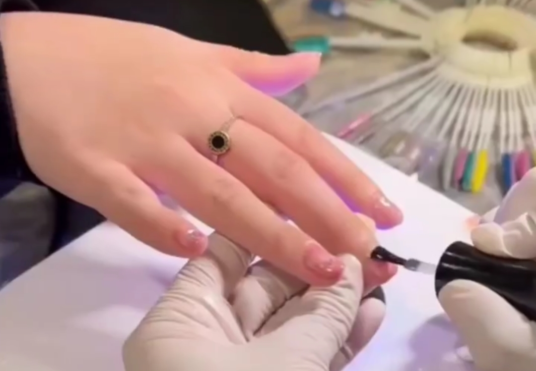 Membuat Kuku jadi Lebih Rapih, Cantik dan Berkilau dengan Nail Art