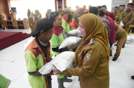 Eva Akan Beri Reward Petugas Kebersihan yang Kinerjanya Bagus