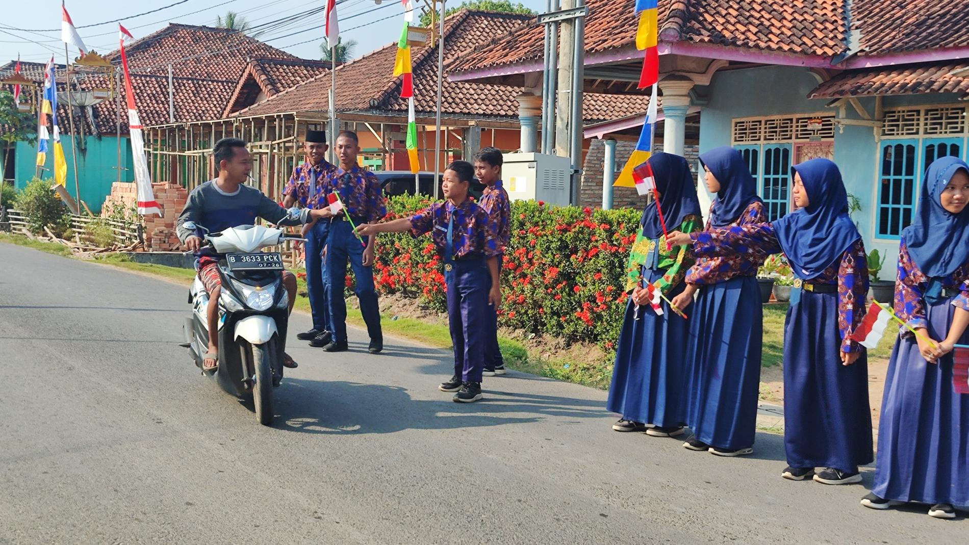 HUT ke-79 RI, Pelajar SMP Karya Bhakti Bagikan Bendera