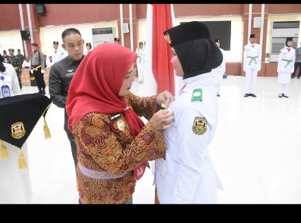 Wali Kota Eva Kukuhkan 40 Paskibra Kota Bandarlampung