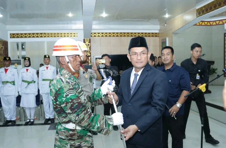 Pj Bupati Aswarodi Kukuhkan Paskibra Lampura 2024