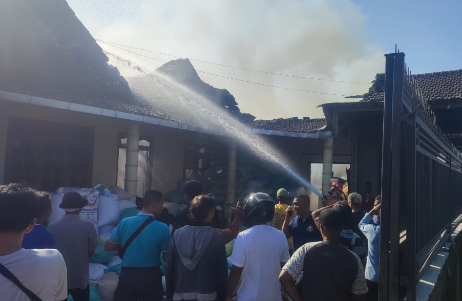 Rugi 500 Juta, Lihat Gudang Penggilingan Padi Terbakar, Bos Gabah Langsung Pingsan 