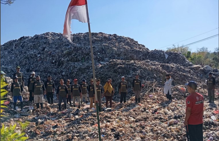 Puluhan Pemulung Ponorogo Gelar Upacara HUT RI ke 79 di Antara Gundukan Sampah: Kami Miskin, Soal Nasionalisme Tak Kalah 