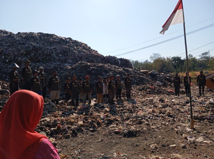 Peserta upacara di antara gundukan sampah itu terdiri dari 33 pemulung, dua di antaranya wanita, itu melakukan seremoni sakral dengan serius, menjiwai, semangat dan penuh rasa bangga akan bangsa dan negaranya. 