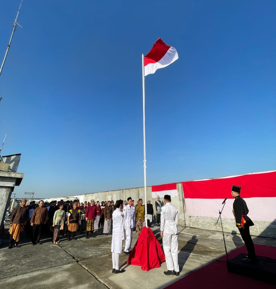 Pihak manajemen Hotel Aston setempat memutuskan untuk menggelar upacara bendera di lantai terpucuk hotel, yakni di rooftop lantai 16. 