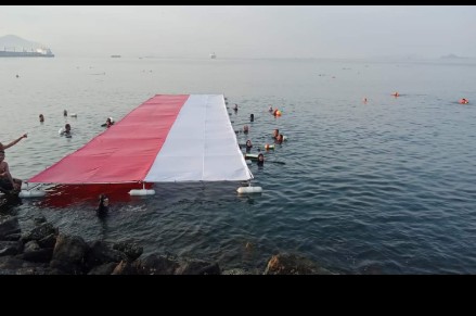 Kado HUT RI, Komunitas Perenang Antar Pulau Lampung Pecahkan Rekor MURI