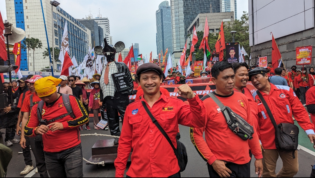 Di Balik Keuntungan Rp 72,7 Triliun, Pertamina Gagal Sejahterakan Buruhnya 