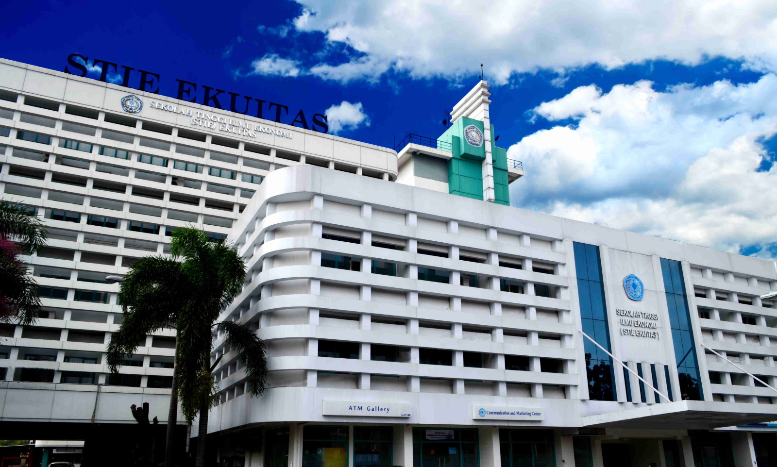 bank bjb telah menunjukkan komitmen nyatanya dalam mendukung dunia pendidikan, terutama dalam upaya melahirkan sumber daya manusia (SDM) unggul di bidang perbankan dan keuangan.&nbsp;