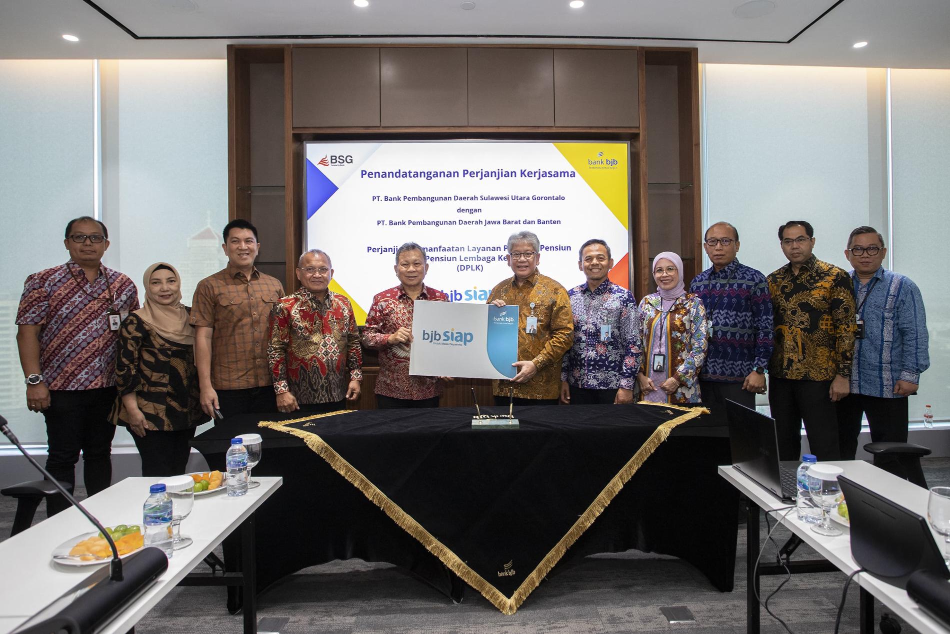 Salah satu program pensiun yang dapat dipilih yaitu Dana Pensiun Lembaga Keuangan (DPLK) bank bjb, dengan produk bjb Siap
