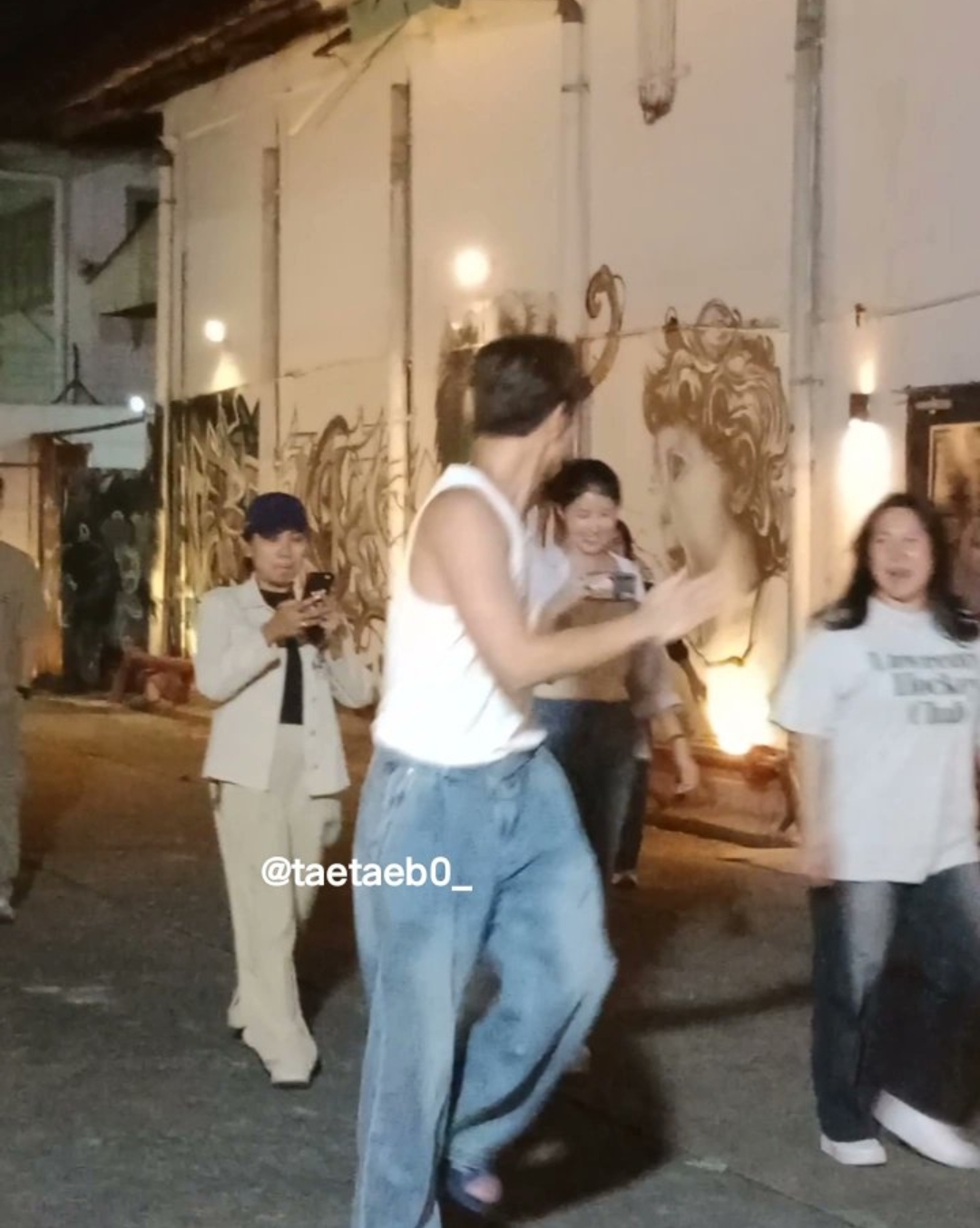 Kejutkan Penggemar Indonesia, Ji Chang Wook Pakai Singlet Saat Jalan - jalan di Blok M