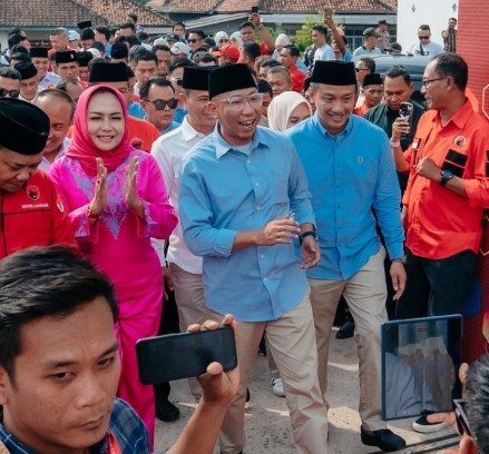 RMD Antarkan Winarti-Reynata Daftar Cakada ke KPU Tulangbawang