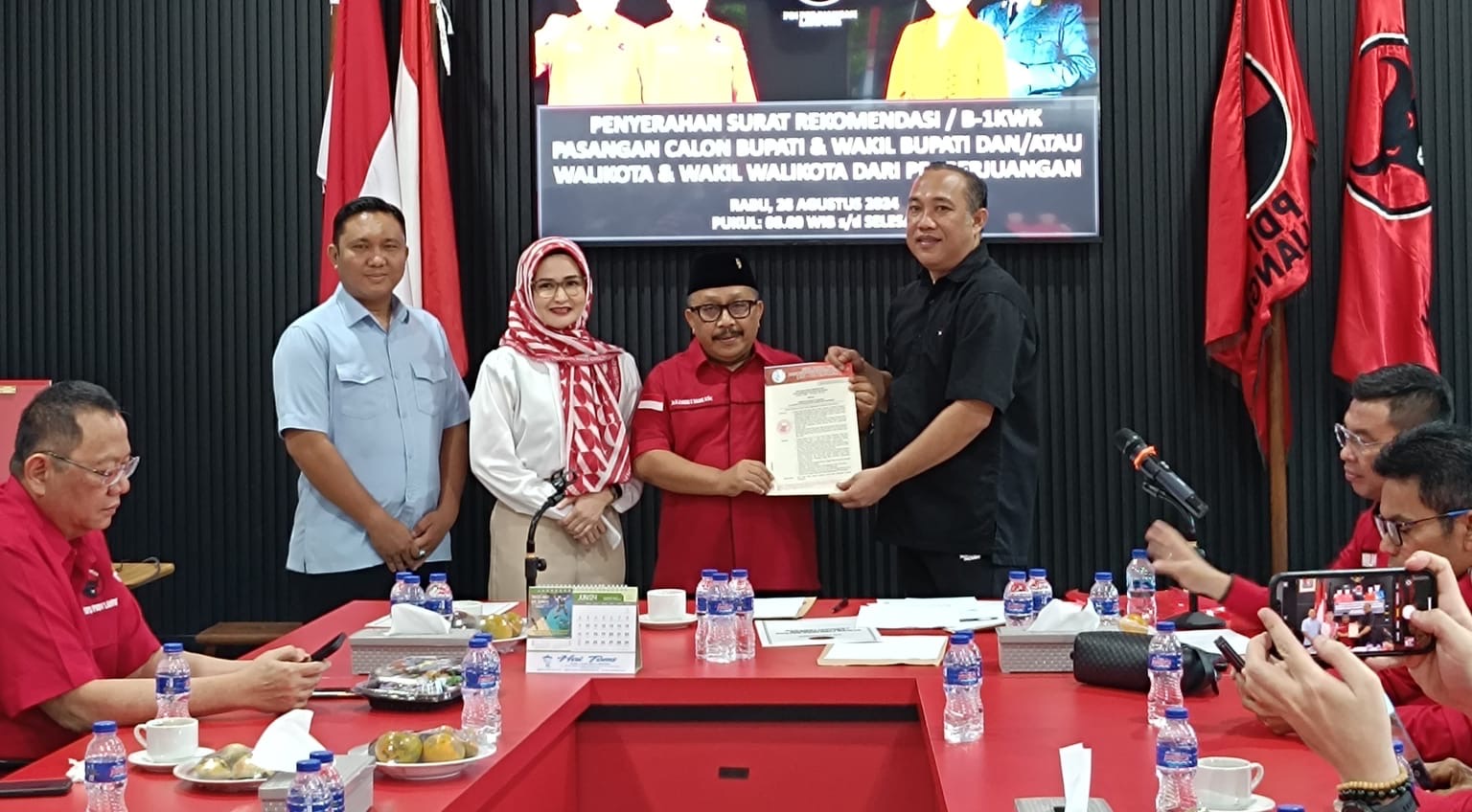 PDIP Serahkan B.1 KWK, Peluang Menang Nanda - Anton Semakin Terbuka