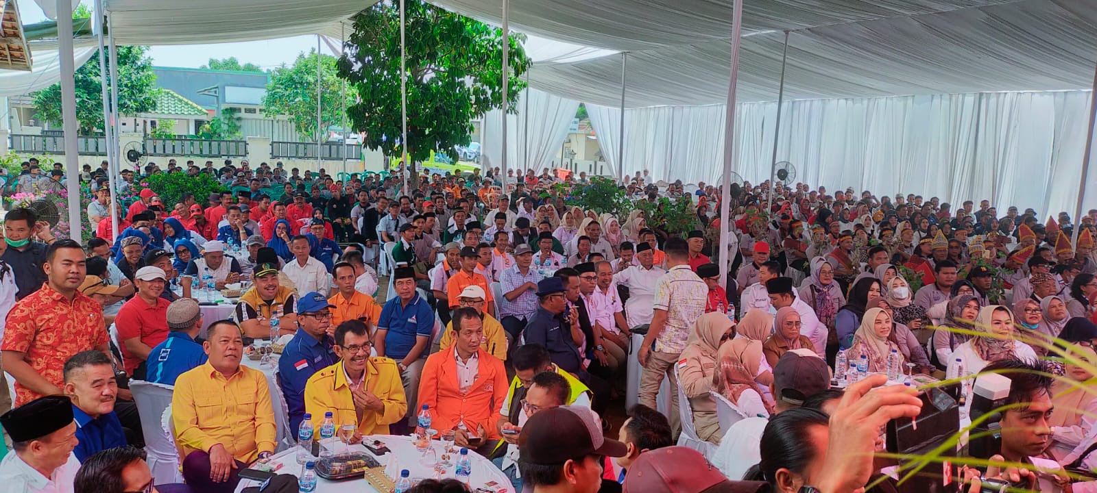 Ribuan Relawan dan Komunitas Antar Pasangan NoNa ke KPU Tubaba