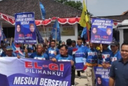 Ribuan Warga Antusias Antarkan Elfianah-Yugi Daftar ke KPU Mesuji