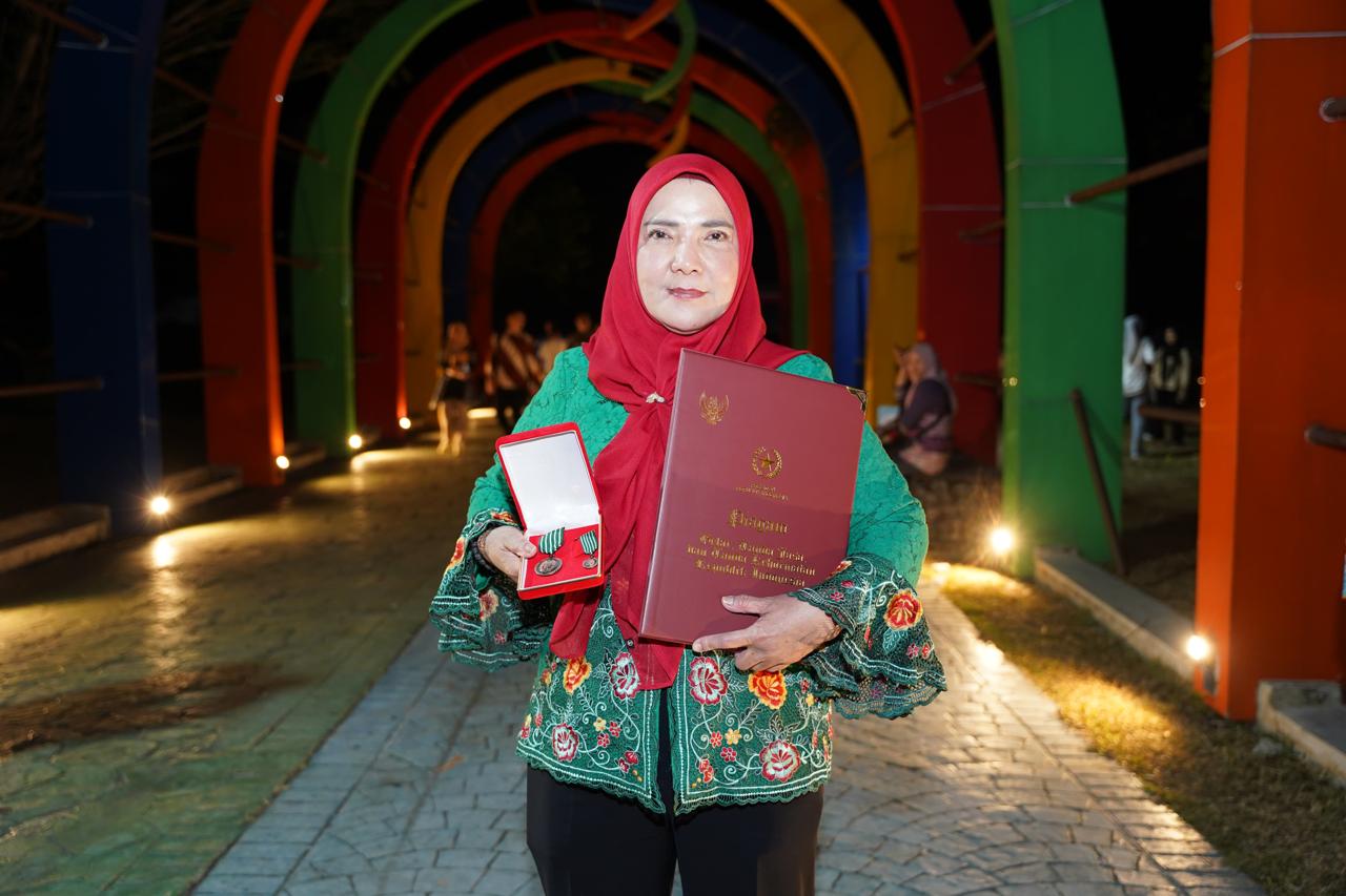 Wali Kota Eva Terima Satyalancana dari Menkop-UKM Teten Masduki