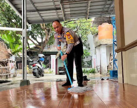 Sambut Hari Lalu Lintas ke-69, Kasat Lantas Kompol Rido Ngepel Masjid.