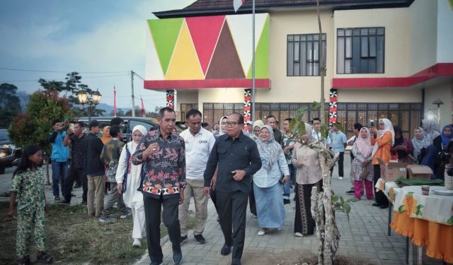 Pj. Gubernur Samsudin dan Ibu Maidawati Kunjungi Sekolah Kopi di Sumber Jaya